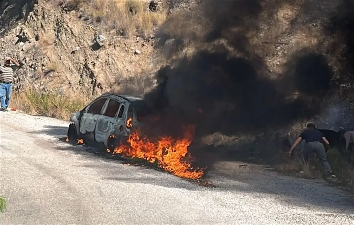 antalyada otomobil yangini kisa surede sonduruldu vZw1lgQ4