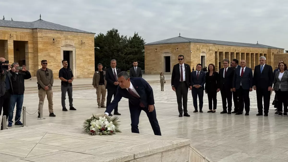 chp genel baskani ozgur ozel parti meclisi ve ydk uyeleriyle anitkabiri ziyaret etti pWUURCTL