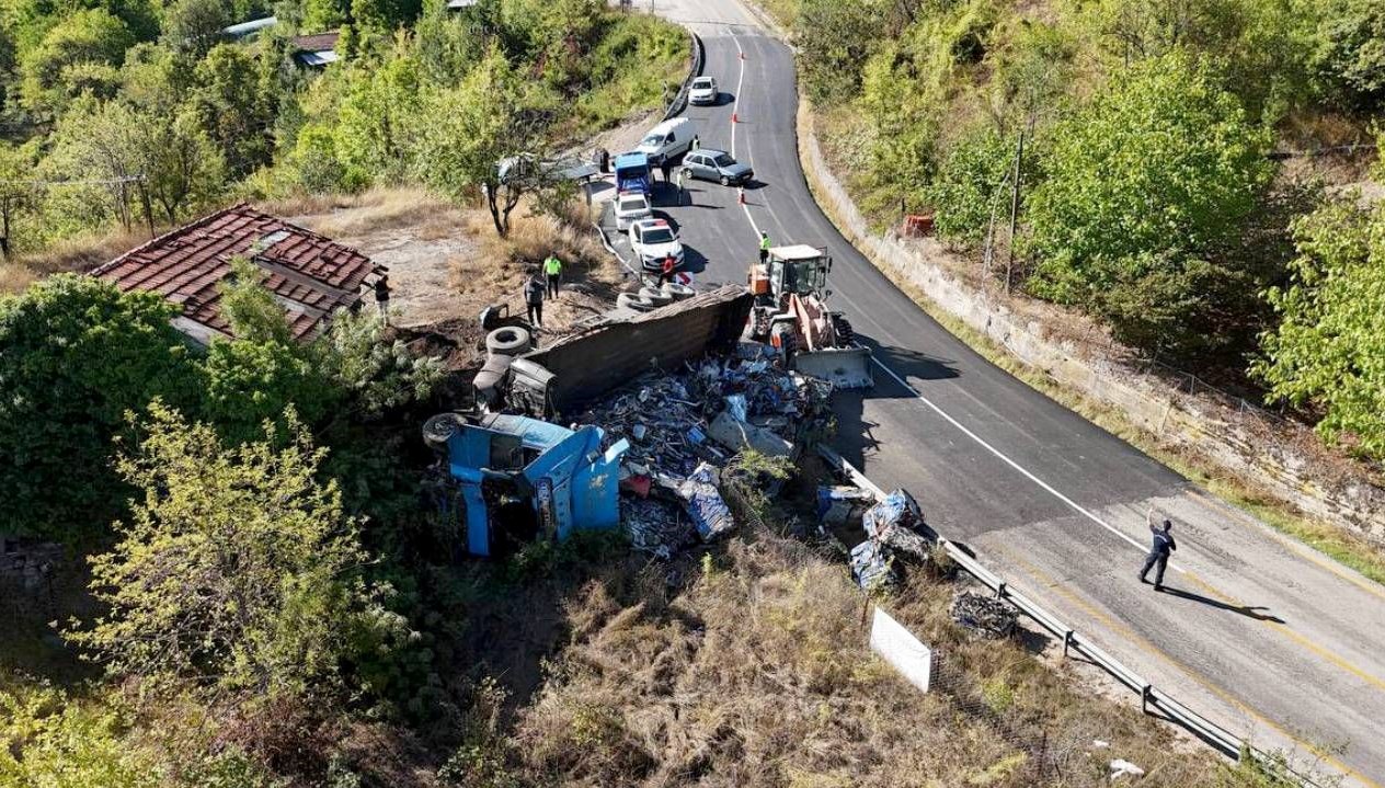 hurda yuklu tir devrildi surucu yaralandi bDwwe5eE