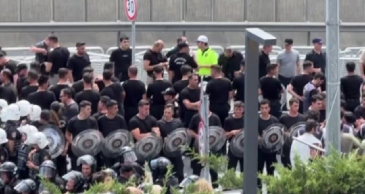 kayyum gursel tekini koruyan siyah giyimli korumalar dikkat cekti MBcN9lPJ