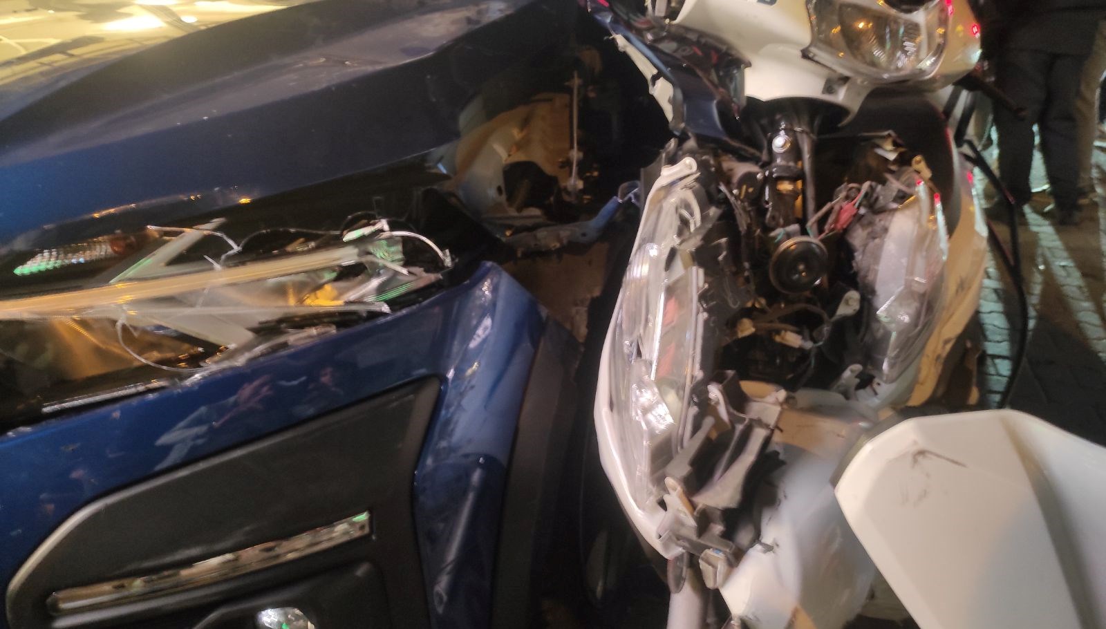 otomobiller ve motosikletlerin kazasi 2 yarali 2v2kgyXi