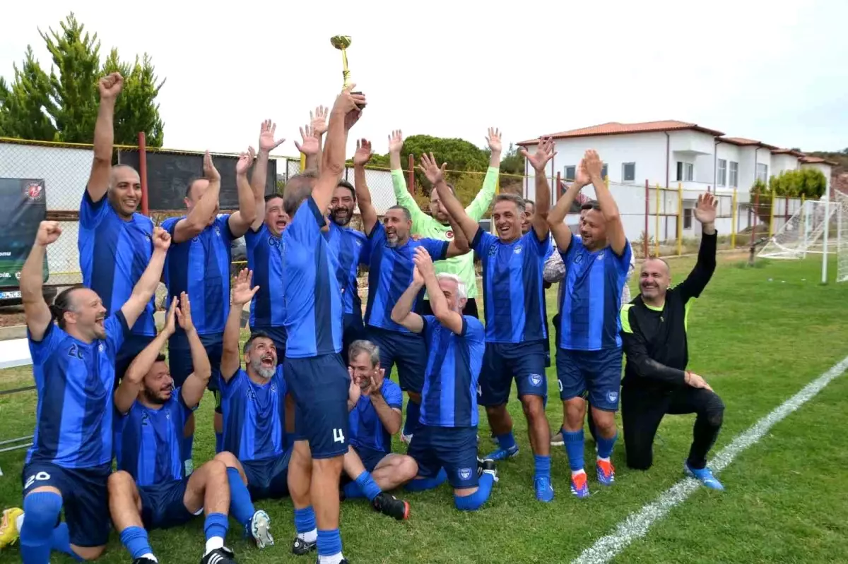 8 dostluk ve kardeslik futbol turnuvasinda sampiyon beylerbeyi master takimi 6jzb8Dwc