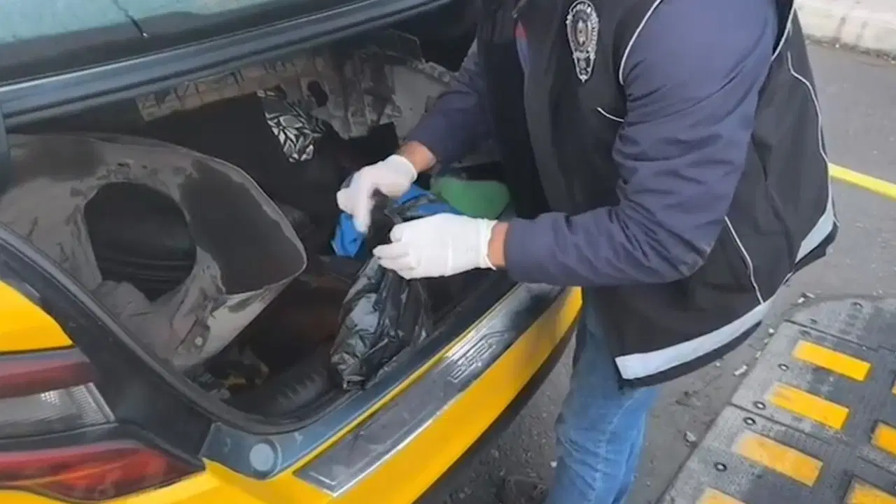 ekipler buldu taksinin yedek lastiginden metamfetamin cikti TI38leTc.jpg