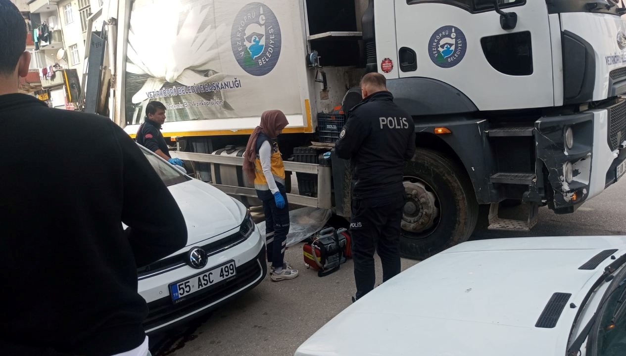 samsunda temizlik kamyonunun altinda kalan yaya oldu 1M8kMygE.jpg