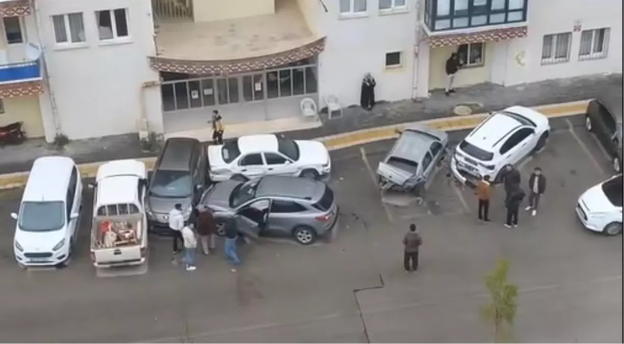 sivasta yagmurlu havada kontrolu kaybeden arac park halindeki 5 araca carpti fmIZNamZ.jpg