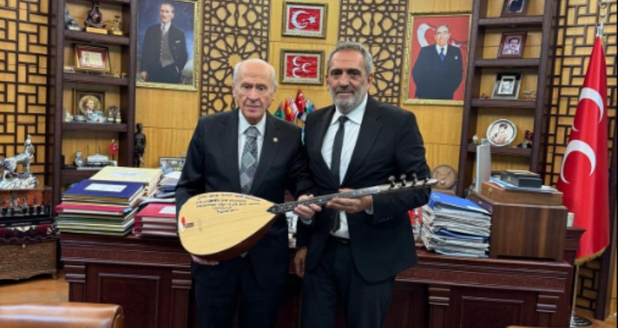 yavuz bingol devlet bahceliye baglama hediye etti Z4eNw9UZ