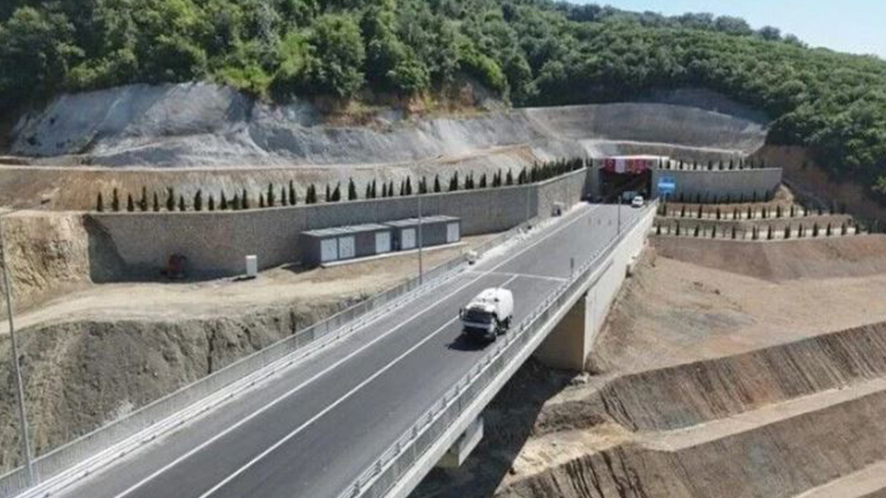 Bakan uraloglu 60 dakikalik yol yarim saate dustu k2WXMZKk